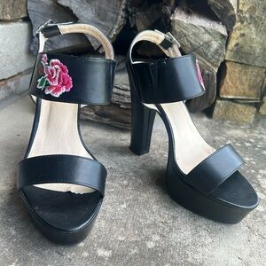 Chunky Heels Forever embroidered flower black heels. Sz-7. Os